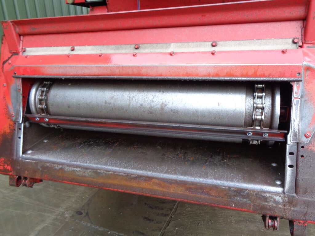 farm-equipment-combine-harvesterCASE-IH-International-1680-Axial-Flow-Rotary-Combine---1574963115162065356_big--19112819440763229500